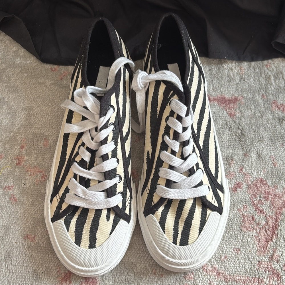Zebra Print Sneaker 🦓 - Picture 3 of 8